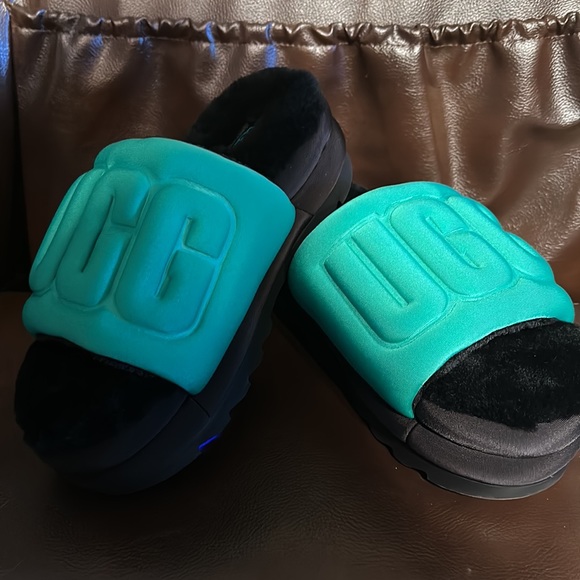 Size 8 UGG slides - Picture 2 of 4